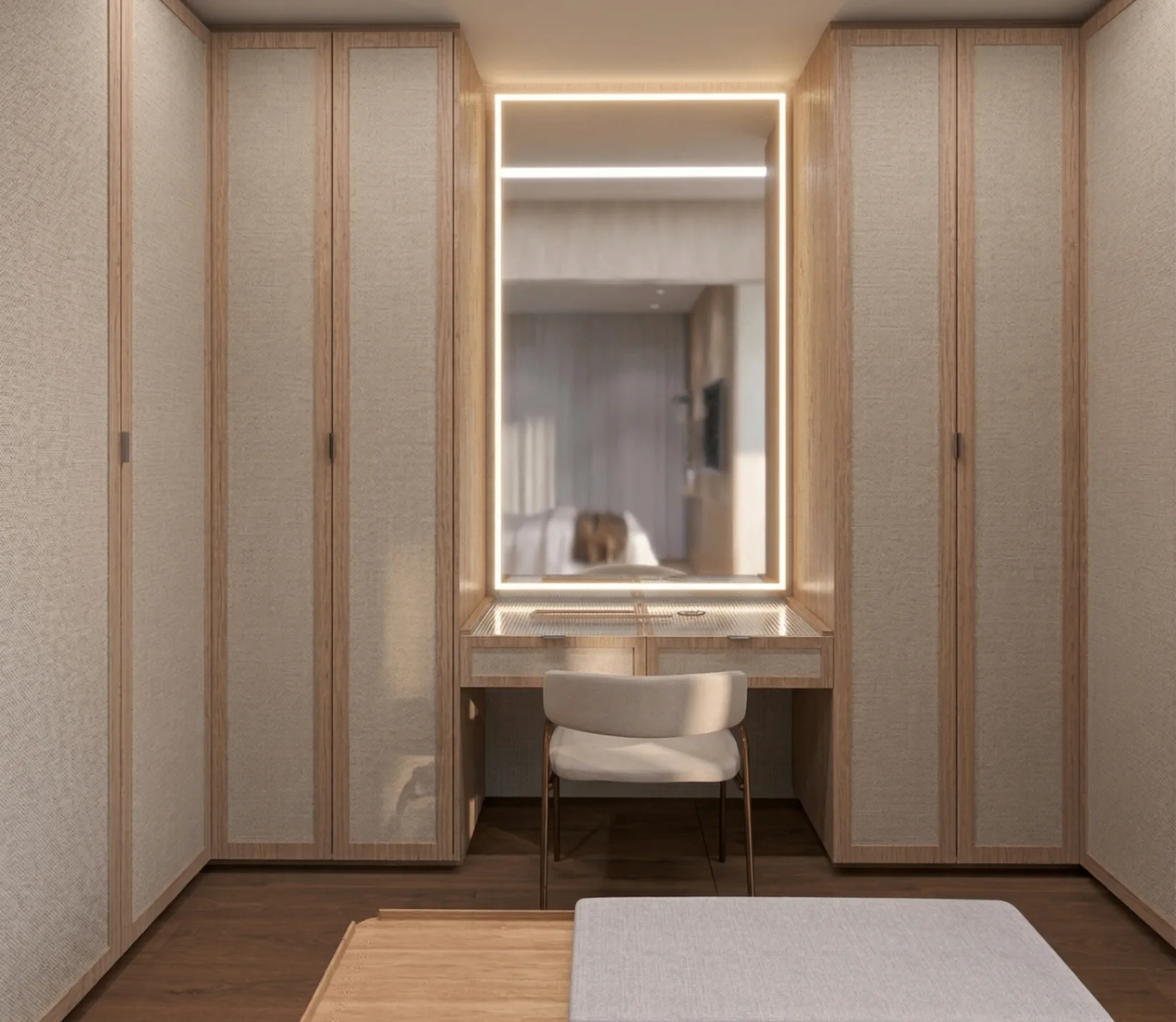 Closet planejado com iluminação embutida